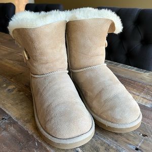 UGG Bailey Button Boots, size 5